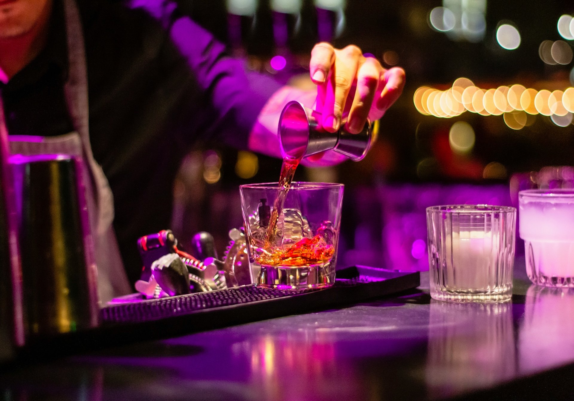 66b4a8fd0fcf70b9b7fa7047_669e5bcc91d8dcc64527e6b8_bartender20liquor20clear20glass